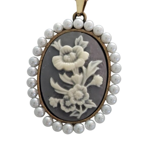 Vintage Floral Cameo 1.5" Pendant 23" Necklace Faux Pearl Beads & Brass Chain - Picture 1 of 6